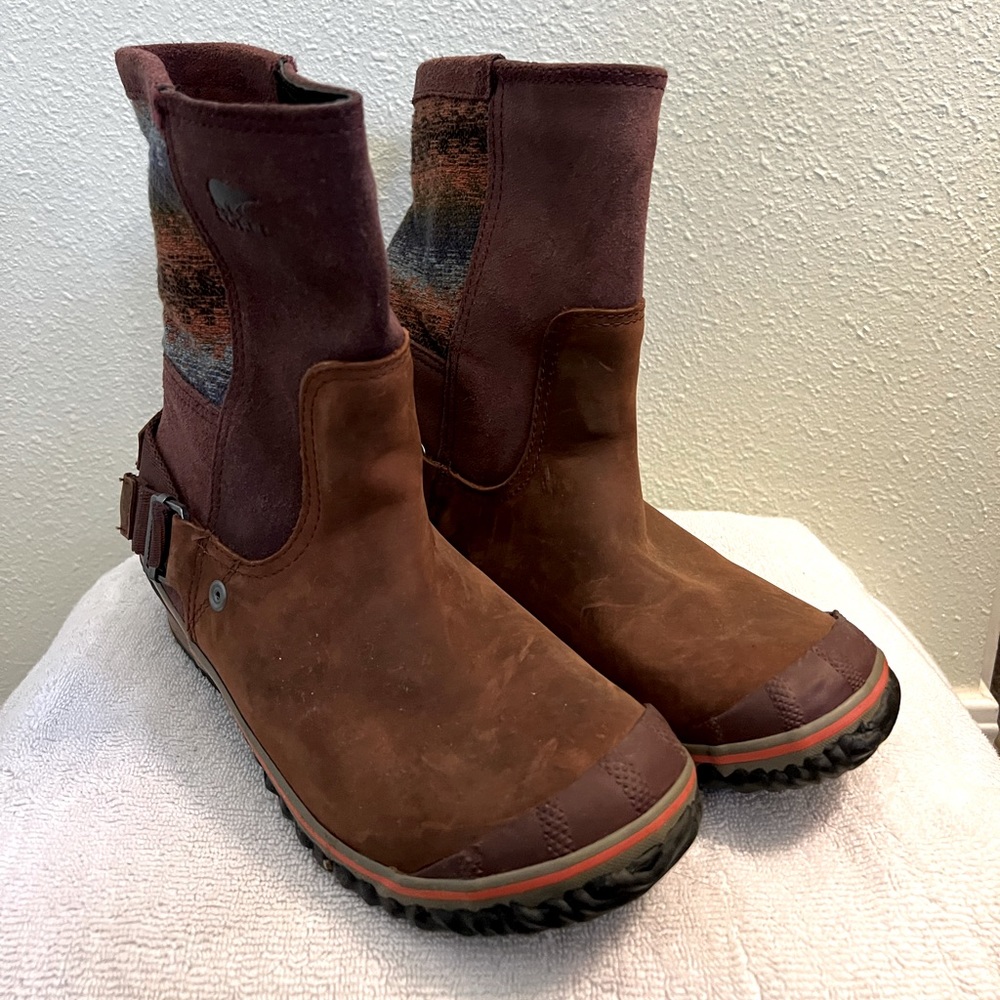 Sorel maroon Aztec print ankle boots